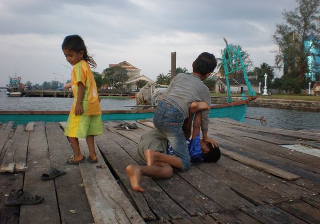 　大きな子どもも小っこい子どもも、じゃれあうのが大好きなようだ。<br />　じゃれあいが本気になってきた。<br />　倒した相手に馬乗りになって転がり回っている。