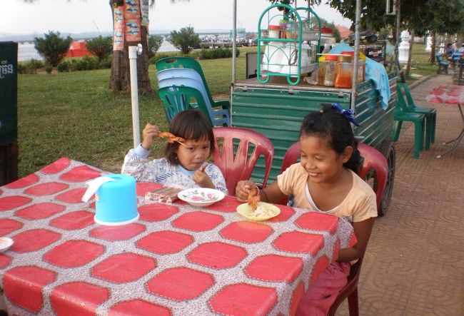 　お姉さんと子供は笑っている。<br />　この後どこの屋台にも、必ず鶏の足とトサカが並べられていて、私を困らせた。<br />　意気地がない男である。<br />　『ブラックアジア』に魅せられているとはお笑い種です。