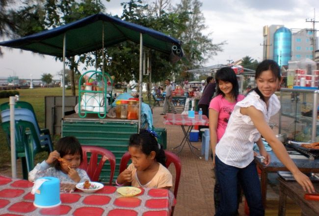 　入り江沿いにやって来ると、美味そうな匂いを放って屋台が並んでいた。<br />　きれいなお姉さんが営業する屋台のテーブルには、二人の子供が座っている。<br />　なんだ、屋台はあるじゃないか。<br />　おっ、何を食べているんろう。<br />　覗き込むと鶏の足とトサカ焼きを美味そうにかじっていた。<br />　匂いは美味そうだが、ウロコと爪のある足は、見るだけでだめだ。<br />　お姉さんに勧めをやんわり断って、子供たちの食べっぷりを眺めていた。