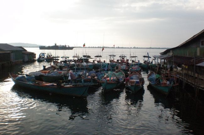 入り江に沿って南に走ると様相が変わってきた。<br />小さな川あってその橋の上から入り江を見ると、船が群れていた。