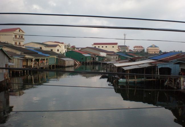　反対側を見ると、半分川の中に突き出した民家がぎっしり。<br />　生活排水で川はにごり、泥沼のような悪臭が漂う。