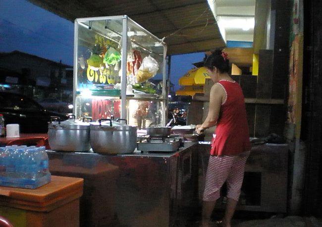 　食堂が見つかった。<br />　昼間は閉まっていて、夕方になると開くようだ。<br />　ぼそっと明かりが灯る大衆食堂で、パイナップルの煮物と肉料理、豆乳を注文すると、大皿にたっぷりの飯と料理が運ばれてきて、一人だけのカンボジア到着記念の夕食となった。<br />　カンボジア料理は、辛くも酸っぱくもなく、日本人の口に合うまろやかな味だった。<br />　ふと外を見ると、あのイタリアおじさんがとぼとぼと頼りなげに通り過ぎて行った。<br />　ミニバンで一緒だった他の欧米人たちはどうしたんだろう。<br />　ボーダーで別れた後、こんな狭い町なのにさっぱり見ていない。