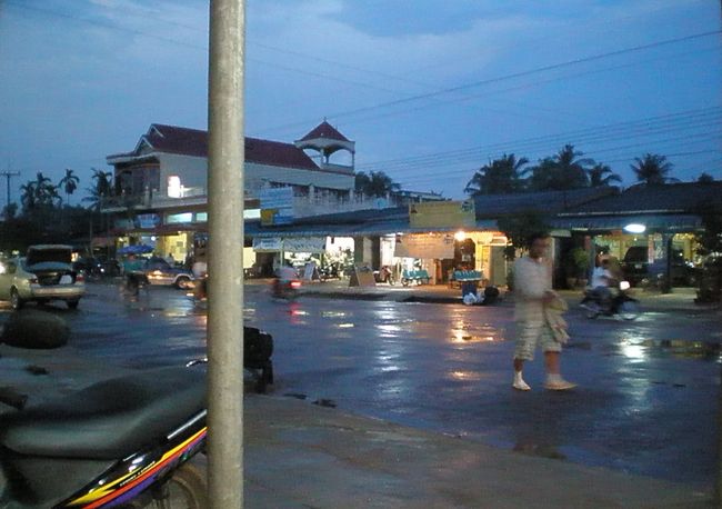 　ゲストハウスに帰り休んでいると、大粒の雨が道路や屋根の上で跳ね回っていた。<br />　部屋の前の卓球場で、数人のカンボジア人がラケットを振り回している。<br />　まずまずの腕前だが、卓球クラブの小学生には負けてしまうな。<br /><br />　雨は１時間ほどで嘘のようにやんだが、道路には大きな水たまりやぬかるみができ、濡れた道路は光を吸収して真っ黒になっていた。<br />　日が沈みかけ、町全体に薄闇が広がっている。