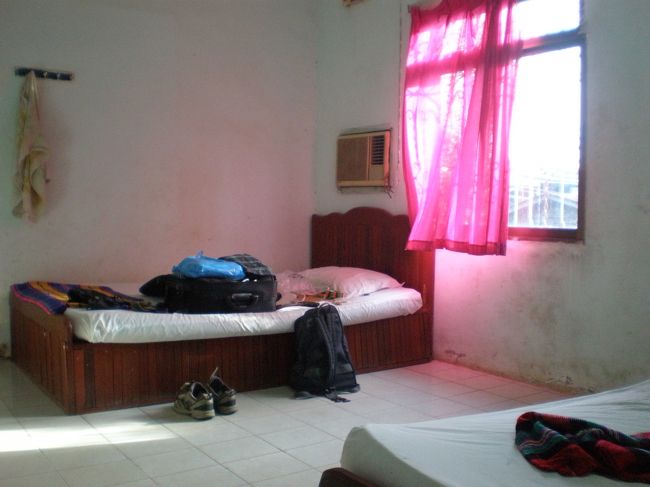 　２階の部屋は、シングルベッドが１つの部屋と、シングルベッドが２つある部屋の２種類だった。<br />　ベッドが１つの部屋はファンで、２つある部屋にはエアコンがある。<br />　どうせ１泊だ、ベッド１つの部屋で充分だと考えてそう言うと、１０ドルだという。<br />　ネット情報では１５０バーツ（６ドル）のはずなのに。