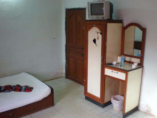 　しかし、もうどうでもよくなるほど気持ちは疲れ切っていて、１０ドル支払って部屋に荷物を運び入れることにした。<br />　受付台帳（メモ用紙）に自分の名前とパスポート番号を記入しただけで、手続きは終わってしまった。<br />　ところが部屋に戻るとキーが壊れていて、ガチャガチャやってもドアが開かない。<br />　即刻ベッドが２つにエアコンのある部屋に移ることになったが、料金はそのままだった。