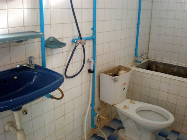 　水は出たがお湯は出なかった。<br />　湯沸しが故障している。<br />　シャワーは暑い昼間のうちに済ませなくてはならない。<br />　ふたのない便座、水槽に水をためて手動でウォシュレットするトイレ。<br />　あるだけましか。<br />　不服は言うまい。<br />　ここはカンボジアなのだから。<br />　と思ったら、エアコンもガーガーと音を立てるだけで、冷たい空気は出てこなかった。