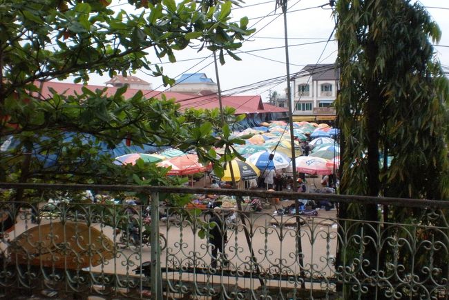 　入り口から外に出ると、目の前は市場。<br />　市場から出るごみや埃が道路の脇にたまり、その一部がゲストハウスの中にも舞い散ってきそうだ。<br />　汚いところは平気だったはずのなのに、この雰囲気に負けてげっそりしてくる。