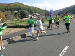 奈良マラソン2015
白川ダム脇にある天理高校グラウンドまで登りが続きます。
対向車線は30キロ地点を過ぎて終盤戦にかかる選手たちです、