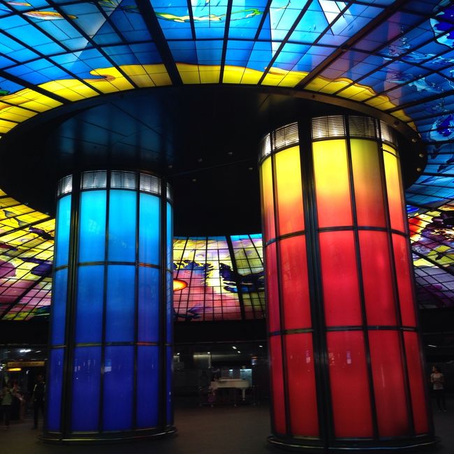 美麗島駅到着！<br />ここは、世界で最も美しい地下鉄駅の第２位なんですって、奥さん