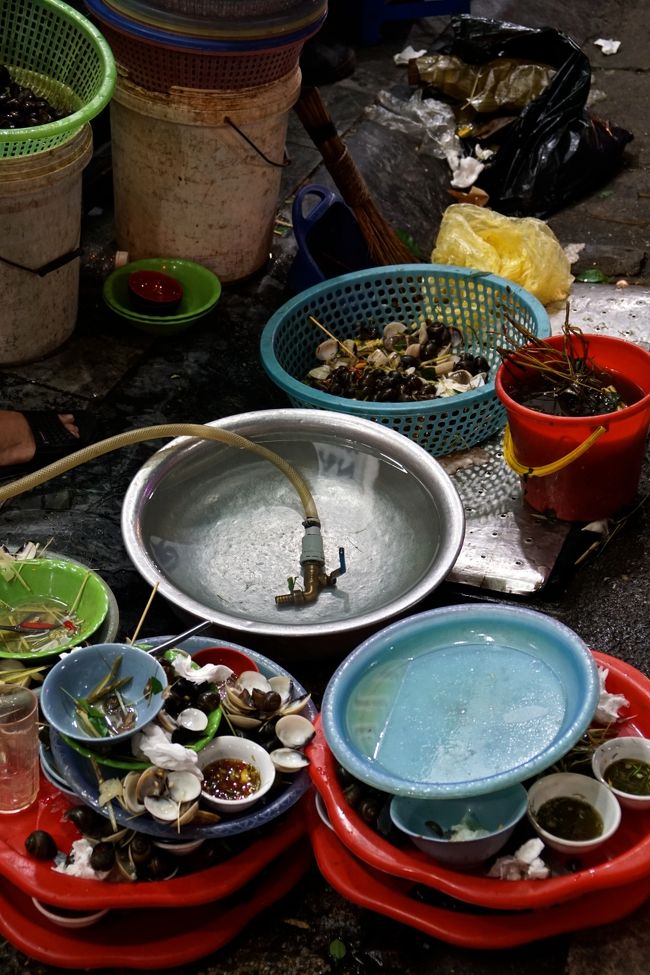 歩道に洗い物散乱