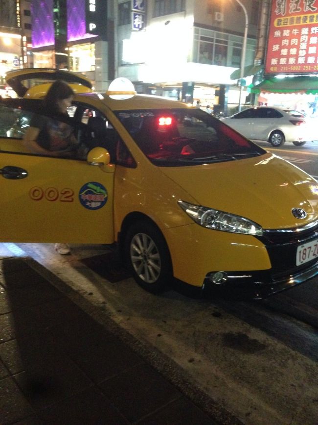さっそく、小龍包を食べに出掛けます。ちょうど６人乗りのタクシーがいましたo(･∀･)o