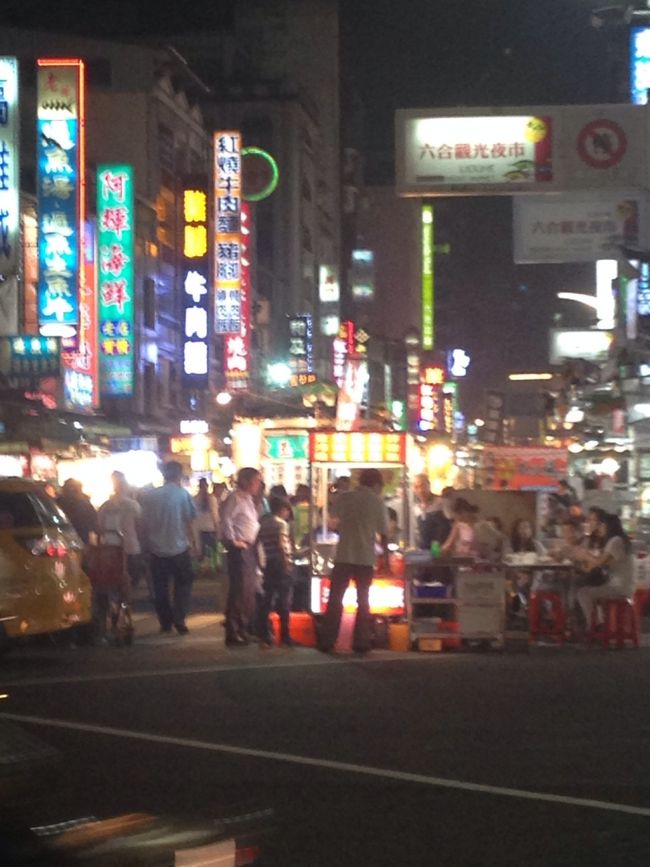 腹ごなしに六合觀光夜市を散策