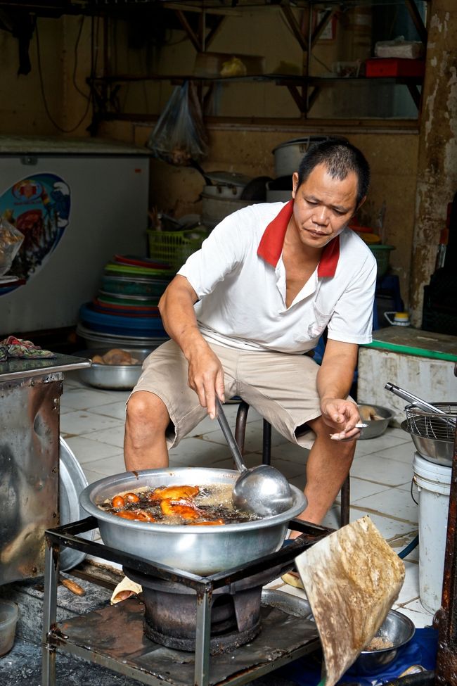 その近くでは<br />鶏肉揚げている