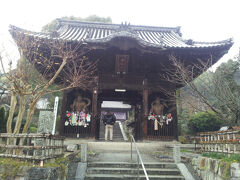 49番札所の浄土寺。


お遍路さんは天気が悪くてもお参りにきますね。
邪魔にならないようにしてました。