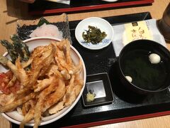 というわけで
富山駅隣のきときと市場とやマルシェ内の白えび亭にてランチ！
白えび丼の定食1280円＋白えびの刺身1800円を頼みました〜＊