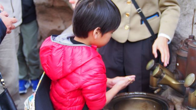 場所はクリッターカントリーにありました。<br />こさまだけでなく他のお子さんも結構来てました。<br /><br />横に係りのお姉さんもいて、綺麗な泡になるお手伝いをしてくれます。