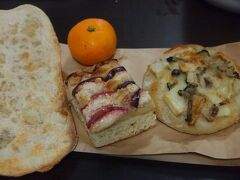 昨日、ノモケマナで買ったパンで朝食。ホテルの無料の朝食は有り難く助かるのですが・・・５泊となるとさすがに飽きてきて・・・つい我慢できず、お金を使ってしまうのです・・・。