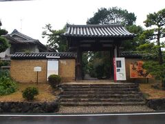 標示があるのでわかりやすいです。１０分余りで海龍王寺に着きました。

道路沿いにあるので、山門を写そうと、道路の向かい側に渡って撮っているうちに、歩道の石につまづいてコケました・・・。私がやりがちな出来事ですが、ちょっと恥ずかしかったです（誰もいなかったと思いますが）。

山門と築地塀は室町時代のものです。