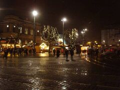 まずは今回も、マインツ中央駅からスタートしよう。

駅前もクリスマスカラー満載で、そこでも焼ブルスト（ソーセージ）や
グリューワイン（ジュースやシナモンを入れて温めた赤ワイン）が飲める。

中央駅が隠れてしまっているが、
店が出ているのは、駅と駅前バスターミナルの間の歩道の上である。