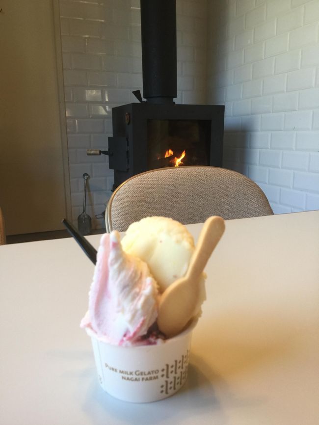 暖炉の前で炎を見ながらナガイファームのアイスを頂くのは贅沢すぎる時間(^-^)