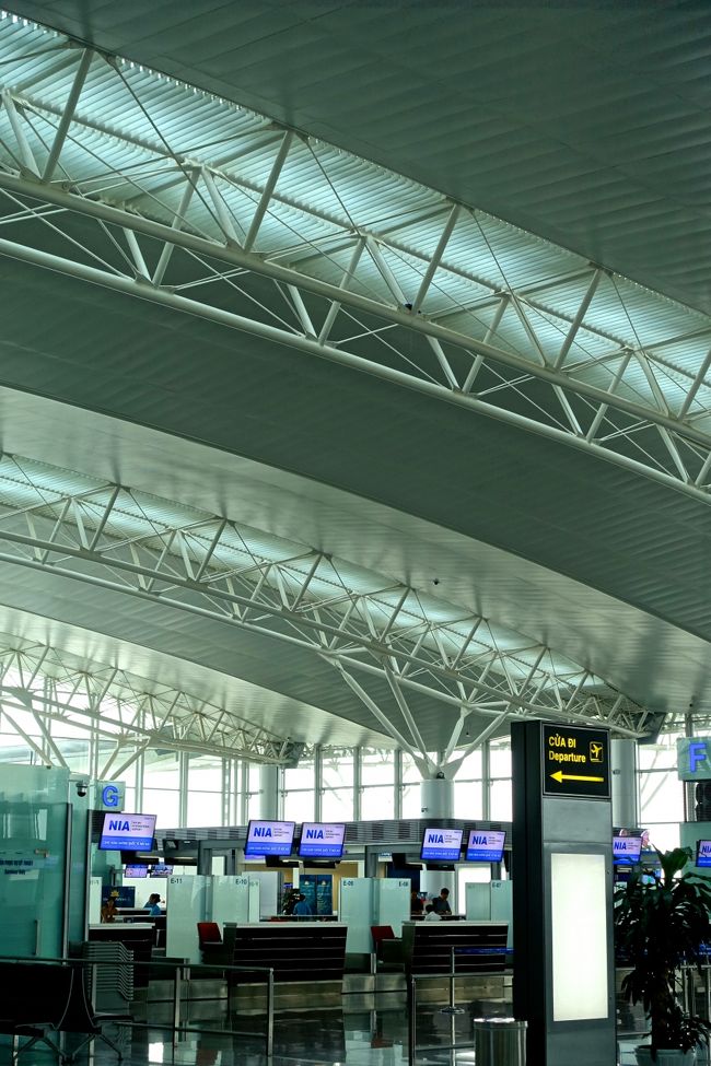 ハノイ　ノイバイ空港<br />ホテルの車で送ってもらった<br />なぜかここに来たら”ほっ”とした<br /><br />初めての社会主義国ヴェトナムの旅<br />みなさんに助けられながら楽しい旅になりました。<br />長い旅行記になってしまい<br />ヴェトナムの旅もここで終わりです<br />ここまで読んでいただきありがとうございました<br />