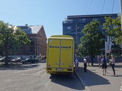 パルヌのバス・ターミナル、というかバス停に到着しました。
バスの後ろには荷物室がくっついています。