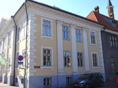 インフォメーションで地図をもらいましょう～
左側の黄色い建物にインフォメーション・オフィスがあります。つながっている右の黒っぽい建物は町役場。