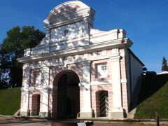 もらった地図を参考に、いろいろな建物を見ながらタリン門へ。
その昔タリンへ行く船の発着場所があったのでその名前になったそうです。