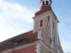 パルヌ旧市街一番の見所かもしれない、聖エリザベート教会です。
外観はかわいらしい色使い。1747年の完成ということで、よく見ると所々にちょっと痛々しい部分もありました。