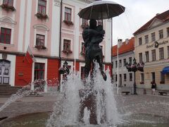 広場にあるキスをする学生の噴水(^ ^)
学問と自由の街タルトゥのシンボルです。カッコいいね(^ ^)