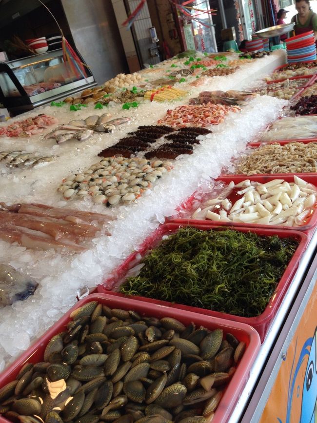 店の前で食べたい食材を選びます<br />海老、イカ、魚などいろいろ注文したけど、調理方法は出てきてのお楽しみ（笑）