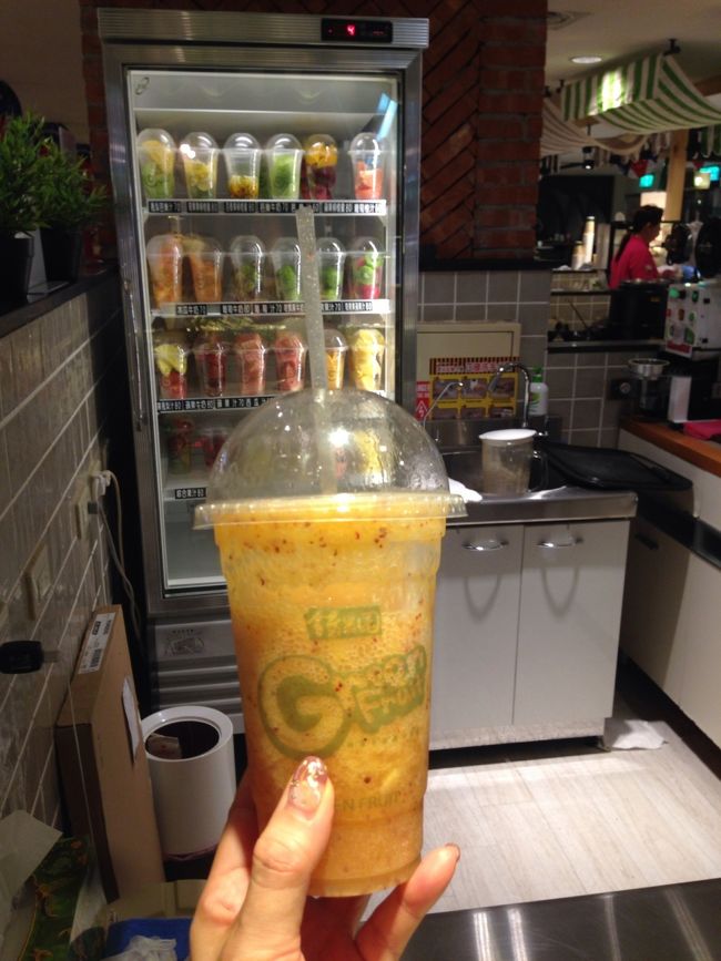 午後はショッピング。<br />喉が渇いたのでジューススタンドで体に良さそうなフルーツジュースを頂きます