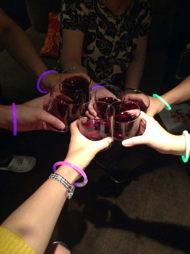 ディナーの時間まで部屋で定年お祝い会をします。<br />買っておいたワインでカンパーイ！