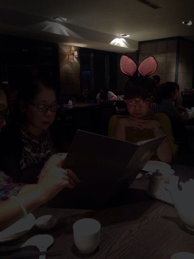 ディナーはHotel Doaの3階にある悦品中餐庁。<br />なんの罰ゲームか、宴会の格好のままディナーします。<br />子供に指さされました💦