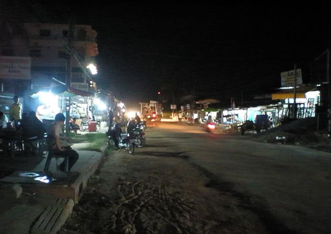 　食べ終わって驚いた。<br />　この町はこんなに暗いのか。<br />　道路脇の商店や民家からは漏れてくる灯はぼんやりと頼りなく、その場だけを照らしているだけで広い道路にまでは届かない。<br />　バイクの灯がまぶしく移動していくが、明かりは黒い道路に吸収され、町の明るさにはなんら寄与しない。<br />　道路の先を見ると、吸い込まれるような闇が広がっているだけで、一点の明かりもなかった。<br />　水たまりとぬかるみだらけの悪路は、まともに歩ける状態ではなかった。<br />　今夜はこのまま寝てしまおう。<br />　ベッドの上の毛布をめくると、中に潜んでいた大きなゴキブリが逃げていった。