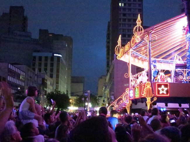 正面玄関付近には舞台があるので、本当は正面から撮影したいのですが、人が多すぎて、近寄るのも難しいです。