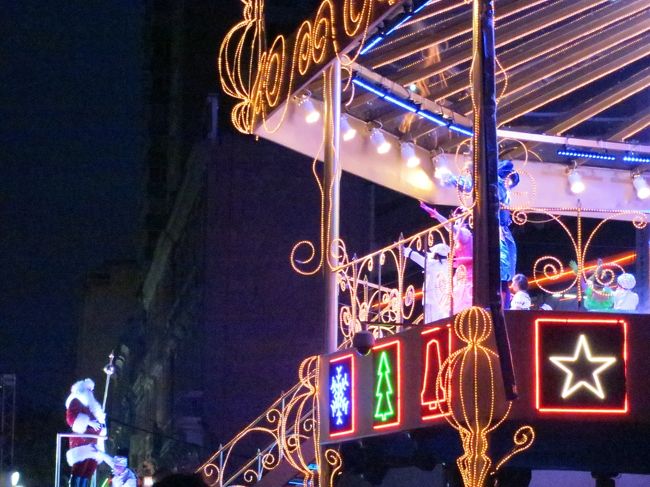 サンタクロースはポルトガル語では、パパイ・ノエル（Papai Noel ）と呼びます。<br /><br />パパイ・ノエルが現れると、歓声が上がり、皆が手を振ります。