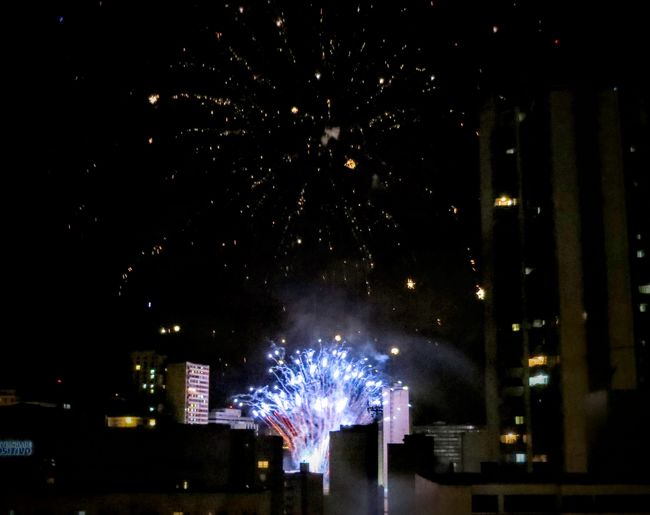 離れた場所から撮ったショーの花火です。高層ビルの間で花火が炸裂しています。