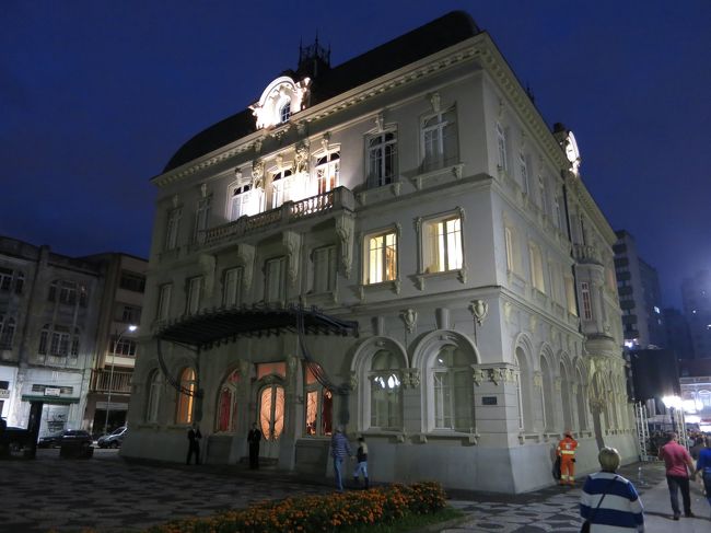 今回は別のショー、リベルダージ宮のショー（Natal no Paço da Liberdade）も紹介します。<br /><br />この建物は、昔のクリチバ市役所です。街の中心、ティラデンテス広場の近くにあります。