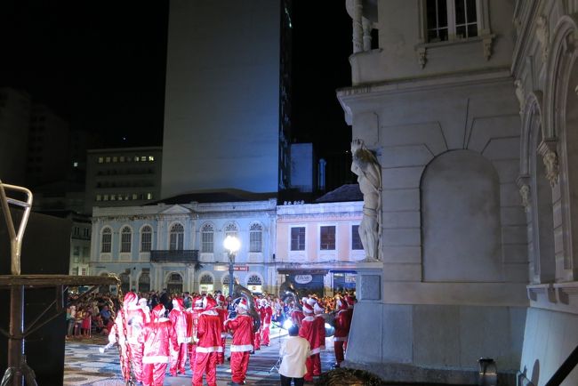 前方では、クリスマスの衣装を身につけたバンド隊が、演奏を始めました。<br /><br />観客の少し後ろに行くと、全く見えません。