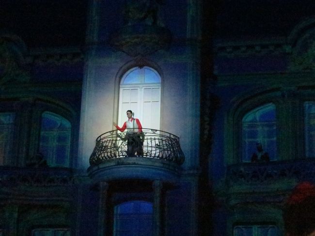 歌い手のおじさんが登場<br />本当に歌っている訳では無いでしょうが、気持ち良さそうですよね。<br /><br />いつも面白いと思うのは、ノリの良い曲が流れると、観客が一斉に体を揺らせる所です。