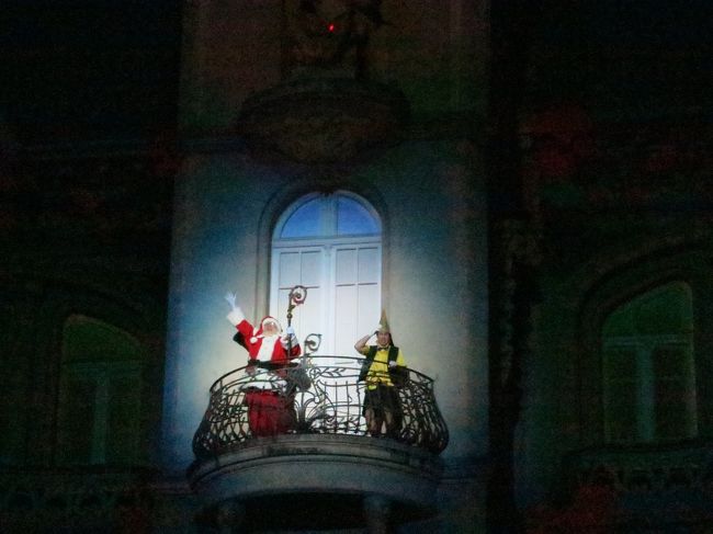 ピノキオがオジサンになった・・・、肉体を持ったということみたいです。<br /><br />パパイ・ノエルが登場すると、歓声が上がり観客が手を振ります。どんだけサンタクロースが好きなんでしょうか。<br /><br />短い動画も作成しました。良かったら見てくださいね。<br />https://youtu.be/RQ5McJGkjc0