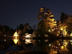 中央部にライトアップされている霞ヶ池に突き出している建物は、内橋亭です。