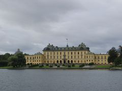 船に揺られること１時間。
ドロットニング宮殿が見えてきました。
北欧のベルサイユ宮殿と呼ばれているそう。

ウィンドブレーカーじゃ薄着過ぎた(>_<)
船で外に座っちゃったからめっちゃ寒かった。