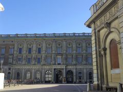 王宮。
ガムラ・スタンの北に建つ３階建ての建物。
王宮は、今日でも国王陛下の公邸として、王室の公式行事の大事な役割を担っているそう。