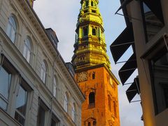 ストロイエの聖霊教会。
夕日を浴びてオレンジ色に輝いてます。