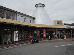 １駅目・道の駅はなわ（塙町）

埼玉を出て４時間弱、茨城県境の塙町にある道の駅『はなわ』へ。 
県内屈指の蒟蒻の生産地と知られ、物産コーナーには色んな蒟蒻製品が並ぶ。 
あと町内にあるダリア園に因んで『ダリアソフトクリーム』も名物。 

前回のふくしま道の駅スタンプラリーではここで完全制覇した駅ですが、
今回はこの駅がスタート駅になります。