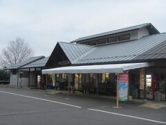 日も暮れかけた４駅目は玉川村の福島空港近くにある
道の駅『たまかわ』へ。木造平屋の小さな駅です。