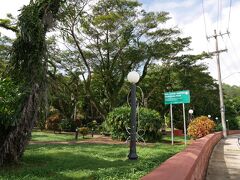 こちらは「セネター・エンジェル・レオン・ゲレロ・サントス記念公園」です。

ドゥンカハウスから南へ少し歩くと、「地球の歩き方」等の観光ガイドでは
「ラッテストーン公園」ですが、
実際の看板やグーグルマップでは、
「Senator Angel Leon Guerrero Santos Memorial Park」となっており、分かりづらいです。
どうやら2003年に公園の名前を変えたらしいです。