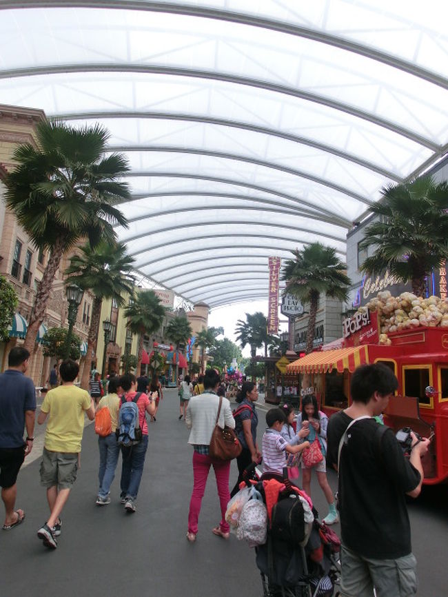 そこまで混雑してません。TDLとかに比べると、すいてる〜って感じ。